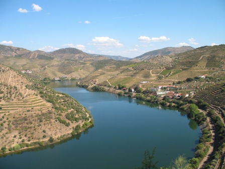 Quinta de vargellas of the right and Cockburn's Quinta de Canais on the opposite side of the river.