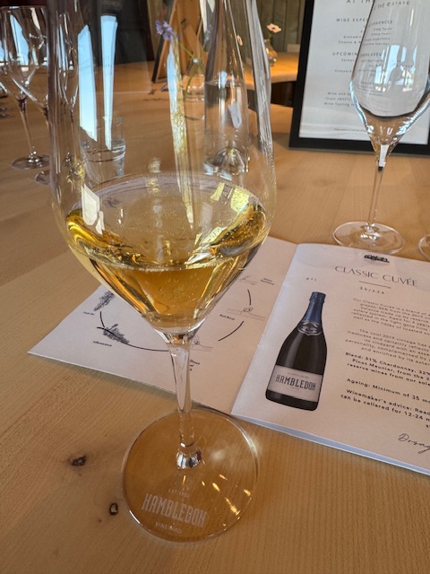 Classic Cuvée with a fine, persistent mousse